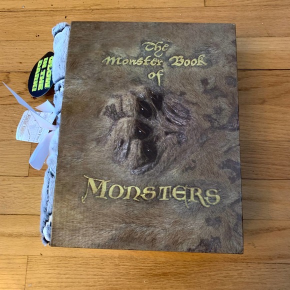 Harry Potter Monster Book Magical Creatures Glow In The Dark Throw Blanket NEW - Picture 6 of 16